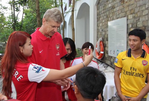 Ông Wenger chính thức mời 'Running man' đến London