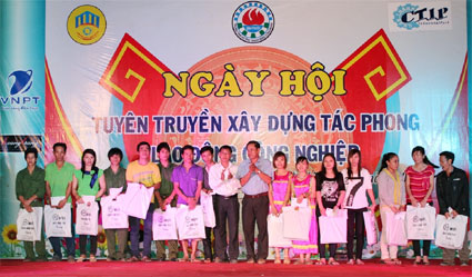 1.500 phần quà tết tặng công nhân 1.500 phần quà tết tặng công nhân