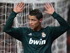 Ronaldo đưa tiễn M.U sau thẻ đỏ tức tưởi của Nani Ronaldo đưa tiễn M.U sau thẻ đỏ tức tưởi của Nani