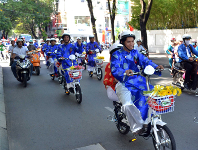 100 đôi uyên ương cưới tập thể diễu hành xe đạp điện 100 đôi uyên ương cưới tập thể diễu hành xe đạp điện