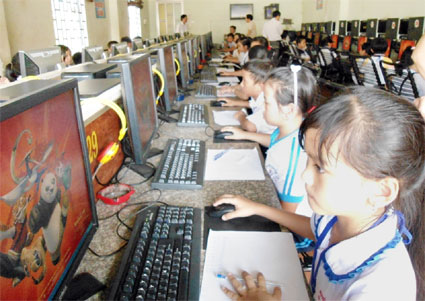 621 học sinh tiểu học thi giải toán trên mạng internet