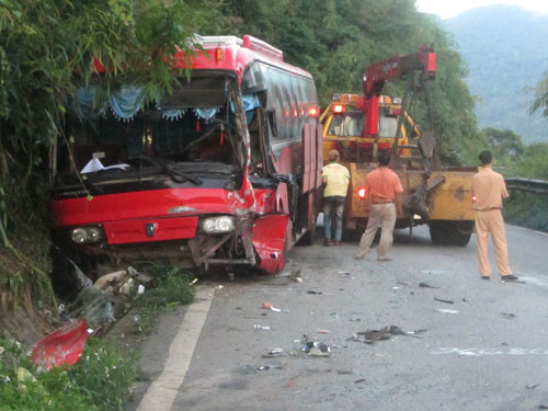 Tai nạn trên đèo Bảo Lộc, 60 người thoát chết Tai nạn trên đèo Bảo Lộc, 60 người thoát chết
