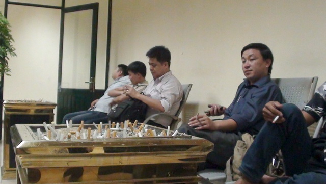 Xử phạt hút thuốc lá nơi công cộng: Trận địa trắng! Xử phạt hút thuốc lá nơi công cộng: Trận địa trắng!