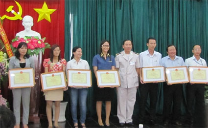 Năm 2012, hải quan Bình Phước nộp ngân sách 124,9 tỷ đồng Năm 2012, hải quan Bình Phước nộp ngân sách 124,9 tỷ đồng