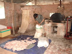 Phát hiện lò rán mỡ thối kinh hoàng ở Bình Dương Phát hiện lò rán mỡ thối kinh hoàng ở Bình Dương