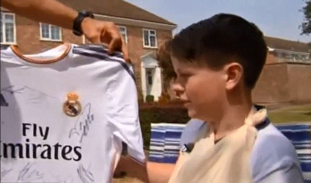 Fan gãy tay vì… cú sút phạt của Cristiano Ronaldo
