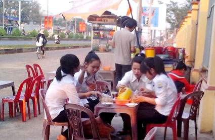 Siết chặt thức ăn đường phố: Khó hay dễ? (tt) Siết chặt thức ăn đường phố: Khó hay dễ? (tt)