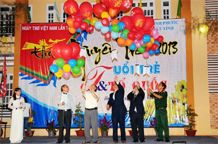 Đêm thơ Nguyên tiêu Quý Tỵ 2013 Đêm thơ Nguyên tiêu Quý Tỵ 2013