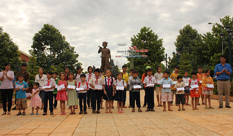 Bình Long khai mạc hè và phát động tháng hành động vì trẻ em 2013