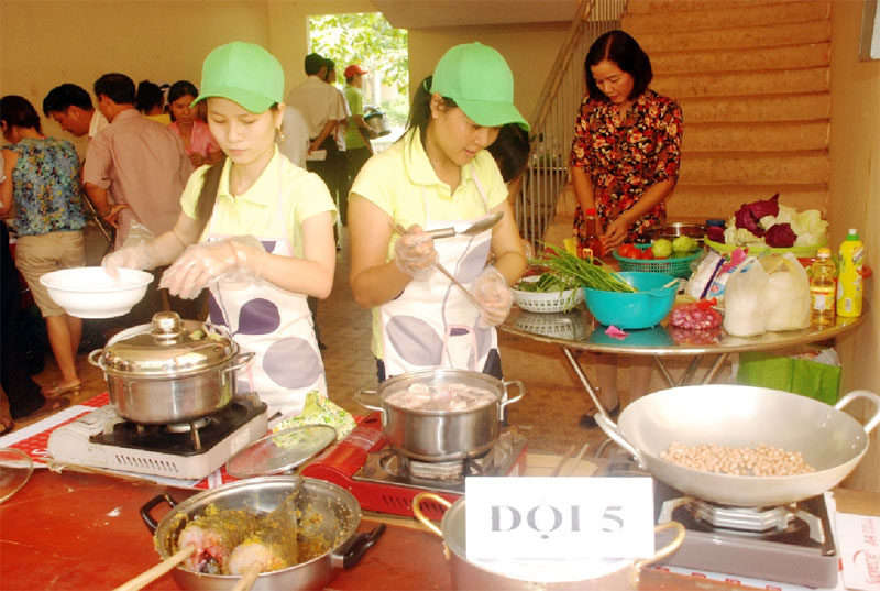 Trường nghiệp vụ cao su tuyên dương gia đình tiêu biểu Trường nghiệp vụ cao su tuyên dương gia đình tiêu biểu