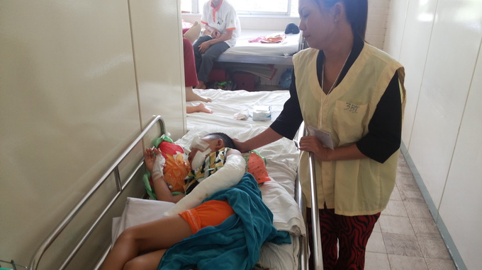 Hai bé rơi từ mái nhà cao 12 mét, bé 4 tuổi tử vong Hai bé rơi từ mái nhà cao 12 mét, bé 4 tuổi tử vong