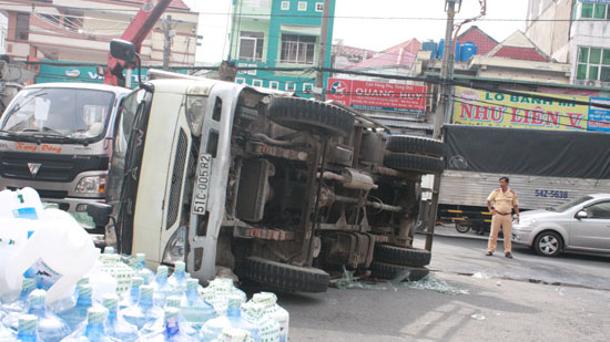 Xe tải lật đè trúng 2 chân bà cụ