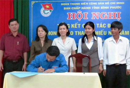 4 đơn vị được trao cờ thi đua công tác đoàn và phong trào thanh thiếu nhi 2012 4 đơn vị được trao cờ thi đua công tác đoàn và phong trào thanh thiếu nhi 2012