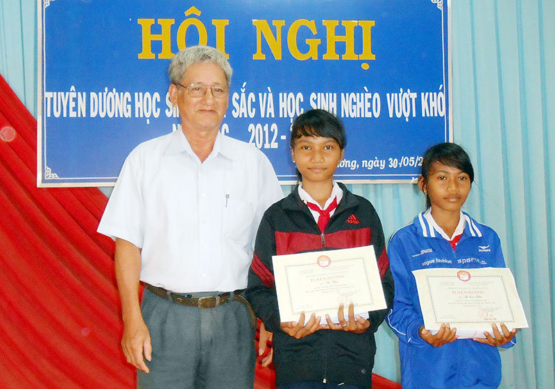 Hai học sinh dân tộc thiểu số hiếu học Hai học sinh dân tộc thiểu số hiếu học