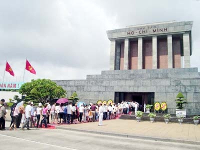 Hơn 51.800 lượt người vào Lăng viếng Chủ tịch Hồ Chí Minh Hơn 51.800 lượt người vào Lăng viếng Chủ tịch Hồ Chí Minh