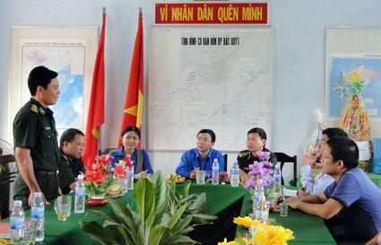 Bí thư TW Đoàn TNCS Hồ Chí Minh về thăm thanh niên tham gia chiến dịch “xuân biên giới” tại Bình Phước Bí thư TW Đoàn TNCS Hồ Chí Minh về thăm thanh niên tham gia chiến dịch “xuân biên giới” tại Bình Phước