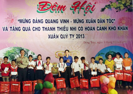 150 phần quà tặng học sinh nghèo nhân dịp xuân Qúy Tỵ 150 phần quà tặng học sinh nghèo nhân dịp xuân Qúy Tỵ