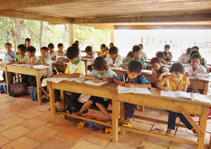 Lớp học dưới gầm nhà văn hóa thôn
