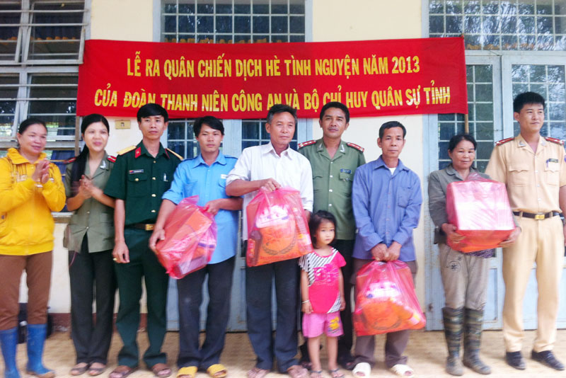 Đoàn thanh niên bộ CHQS và Công an tỉnh tình nguyện hè năm 2013 Đoàn thanh niên bộ CHQS và Công an tỉnh tình nguyện hè năm 2013