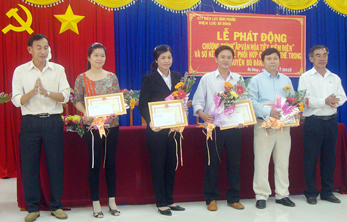 Hiệu quả từ việc tuyên truyền tiết kiệm điện ở Bù Đăng Hiệu quả từ việc tuyên truyền tiết kiệm điện ở Bù Đăng
