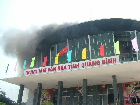 Cháy lớn tại Nhà văn hóa Trung tâm tỉnh Quảng Bình