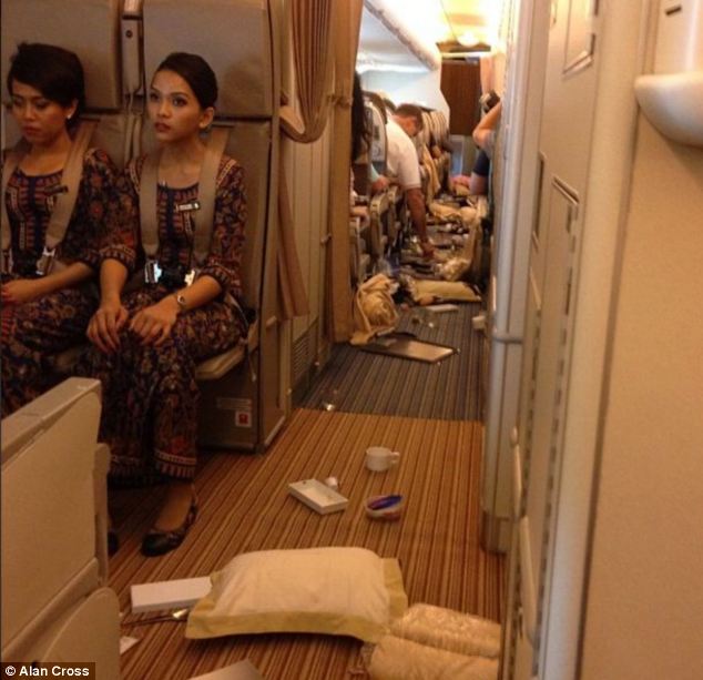 Hành khách khiếp vía vì máy bay Singapore Airlines rơi tự do Hành khách khiếp vía vì máy bay Singapore Airlines rơi tự do