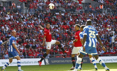 Van Persie giúp M.U đoạt Community Shield