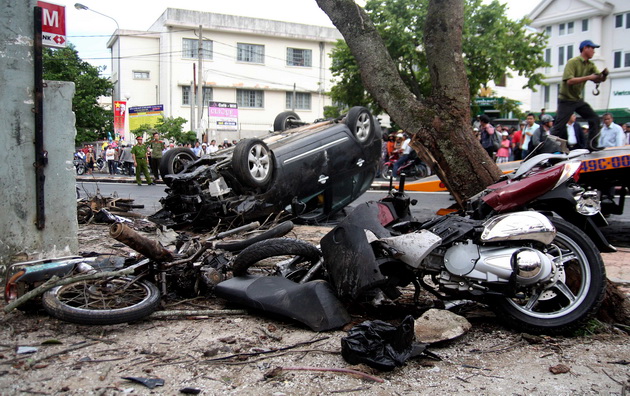 Ôtô Phó giám đốc Sở mất lái, 4 người thương vong Ôtô Phó giám đốc Sở mất lái, 4 người thương vong