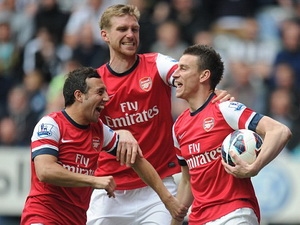 Arsenal đoạt vé Champions League, M.U bị cầm hòa Arsenal đoạt vé Champions League, M.U bị cầm hòa