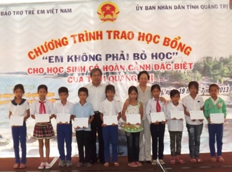 Trao học bổng “Em không phải bỏ học” Trao học bổng “Em không phải bỏ học”