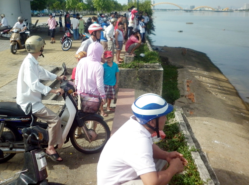 Kẹt xe cầu sông Hàn vì người nhảy cầu tự tử Kẹt xe cầu sông Hàn vì người nhảy cầu tự tử