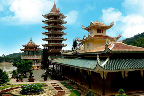 Hành hương lên đỉnh Cấm Sơn