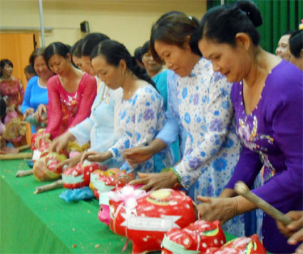 Phụ nữ Lộc Ninh đập heo đất tiết kiệm 210,538 triệu đồng Phụ nữ Lộc Ninh đập heo đất tiết kiệm 210,538 triệu đồng