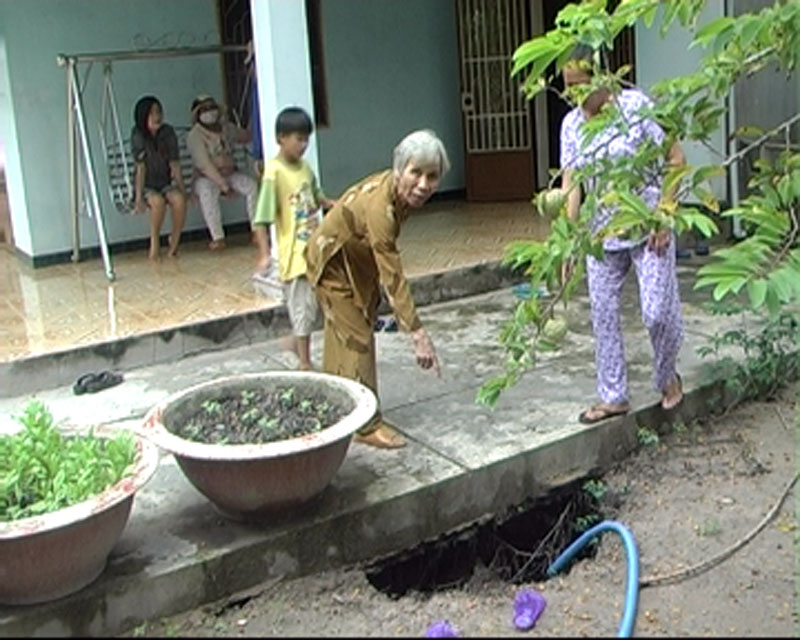 Người dân lo sợ sụt lún đất Người dân lo sợ sụt lún đất