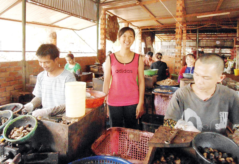 Mót gỗ dưới lòng hồ Thác Mơ (tiếp theo và hết) Mót gỗ dưới lòng hồ Thác Mơ (tiếp theo và hết)