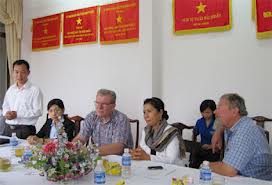 Chuyên gia tổ chức PUM hỗ trợ nông dân kỹ thuật trồng măng tây xanh và nuôi gà Chuyên gia tổ chức PUM hỗ trợ nông dân kỹ thuật trồng măng tây xanh và nuôi gà