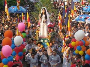 Huế: Hàng vạn người dự Lễ hội Quán Thế Âm 2013