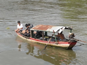 Một người bị tàu hỏa hất rơi xuống sông Sài Gòn Một người bị tàu hỏa hất rơi xuống sông Sài Gòn