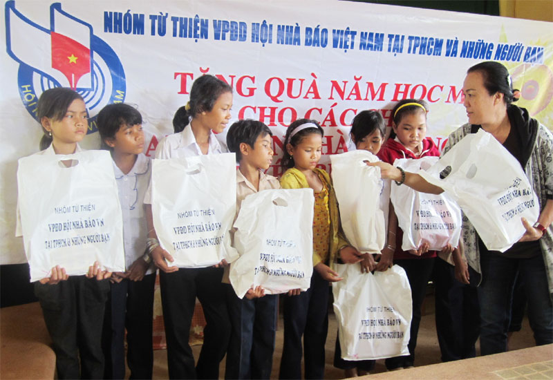 Văn phòng hội nhà báo phía Nam tặng quà học sinh nghèo ở Bù Gia Mập Văn phòng hội nhà báo phía Nam tặng quà học sinh nghèo ở Bù Gia Mập