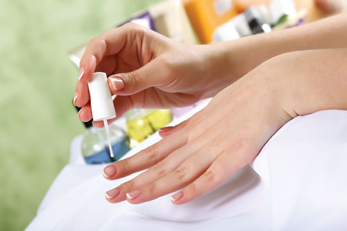 Để nước sơn móng tay bền hơn Để nước sơn móng tay bền hơn
