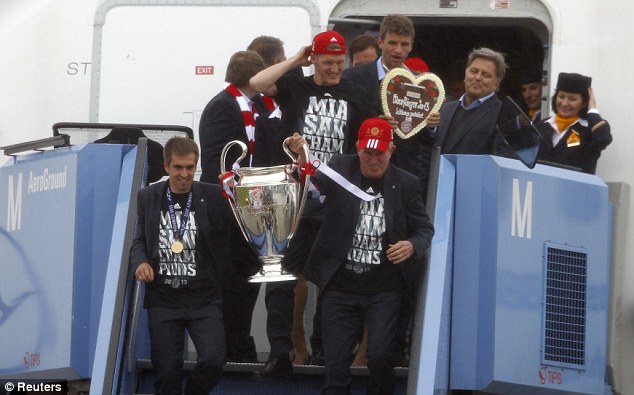 Ảnh CĐV đội mưa đón Bayern mang cúp về Munich