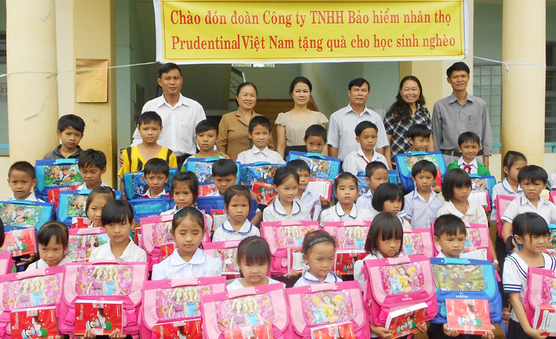 140 phần quà tặng học sinh nghèo thị xã Đồng Xoài và huyện Đồng Phú 140 phần quà tặng học sinh nghèo thị xã Đồng Xoài và huyện Đồng Phú