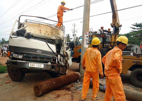 Mất lái, xe tải tông gãy cột điện Mất lái, xe tải tông gãy cột điện