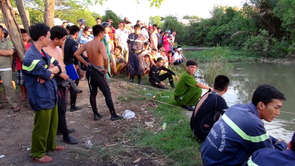 Nhậu say nhảy bơi rạch, bị hút vào cống ngầm mất tích Nhậu say nhảy bơi rạch, bị hút vào cống ngầm mất tích