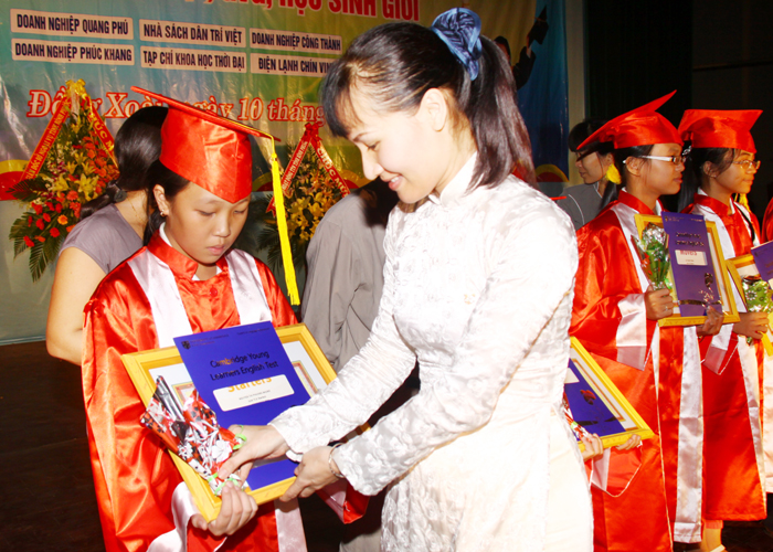 Học viên nhí “ẵm” chứng chỉ Anh ngữ quốc tế Cambridge Học viên nhí “ẵm” chứng chỉ Anh ngữ quốc tế Cambridge