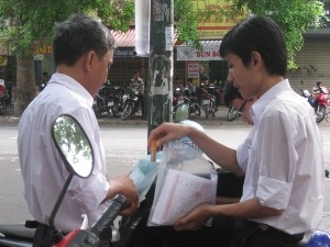 Phụ huynh, sỹ tử cùng "run" trong buổi thi đầu tiên Phụ huynh, sỹ tử cùng "run" trong buổi thi đầu tiên
