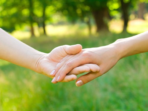 Khi khó khăn, vợ chồng hãy cầm tay nhau Khi khó khăn, vợ chồng hãy cầm tay nhau
