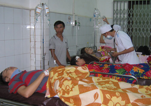Xe cứu thương va chạm xe du lịch: Nhiều người nguy kịch Xe cứu thương va chạm xe du lịch: Nhiều người nguy kịch