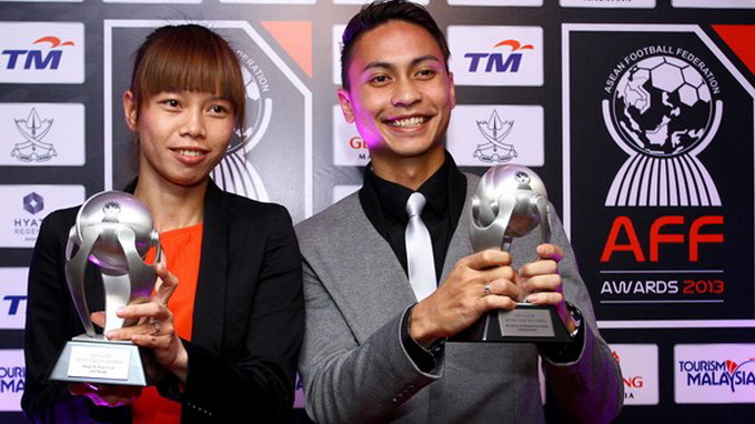 Thủ môn Kiều Trinh nhận giải “Cầu thủ nữ xuất sắc nhất Đông Nam Á 2012” Thủ môn Kiều Trinh nhận giải “Cầu thủ nữ xuất sắc nhất Đông Nam Á 2012”