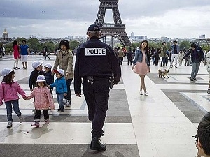 Binh sĩ Pháp bị đâm vào cổ ngay giữa thủ đô Paris Binh sĩ Pháp bị đâm vào cổ ngay giữa thủ đô Paris